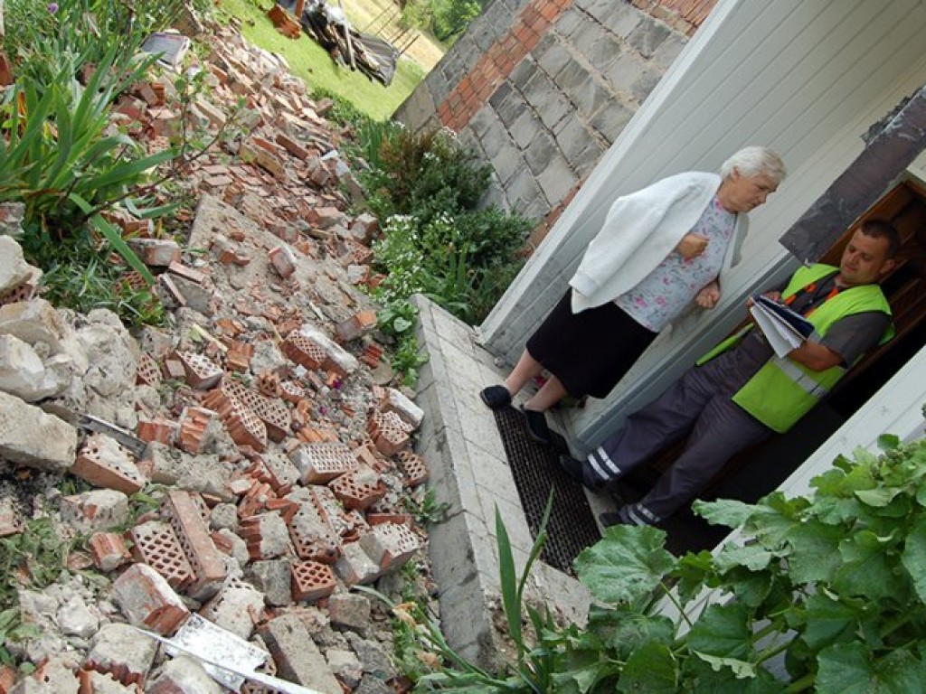 Zniszczenia po gwałtownej burzy, która przeszła nad powiatem chrzanowskim - 10 czerwca 2009 r.