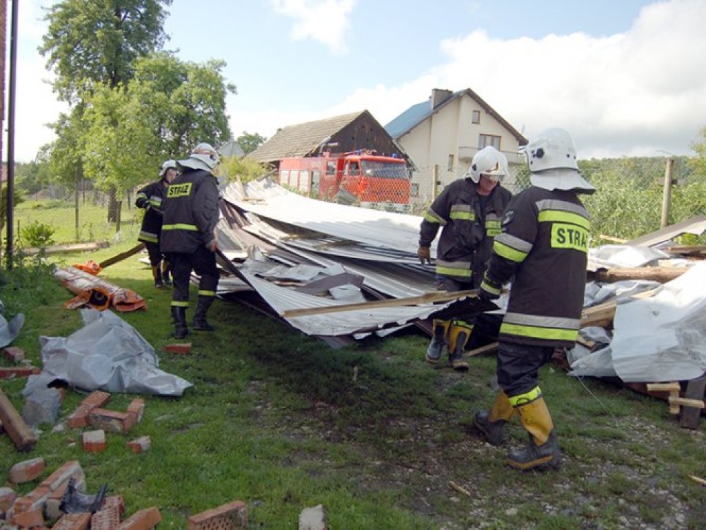Zniszczenia po gwałtownej burzy, która przeszła nad powiatem chrzanowskim - 10 czerwca 2009 r.