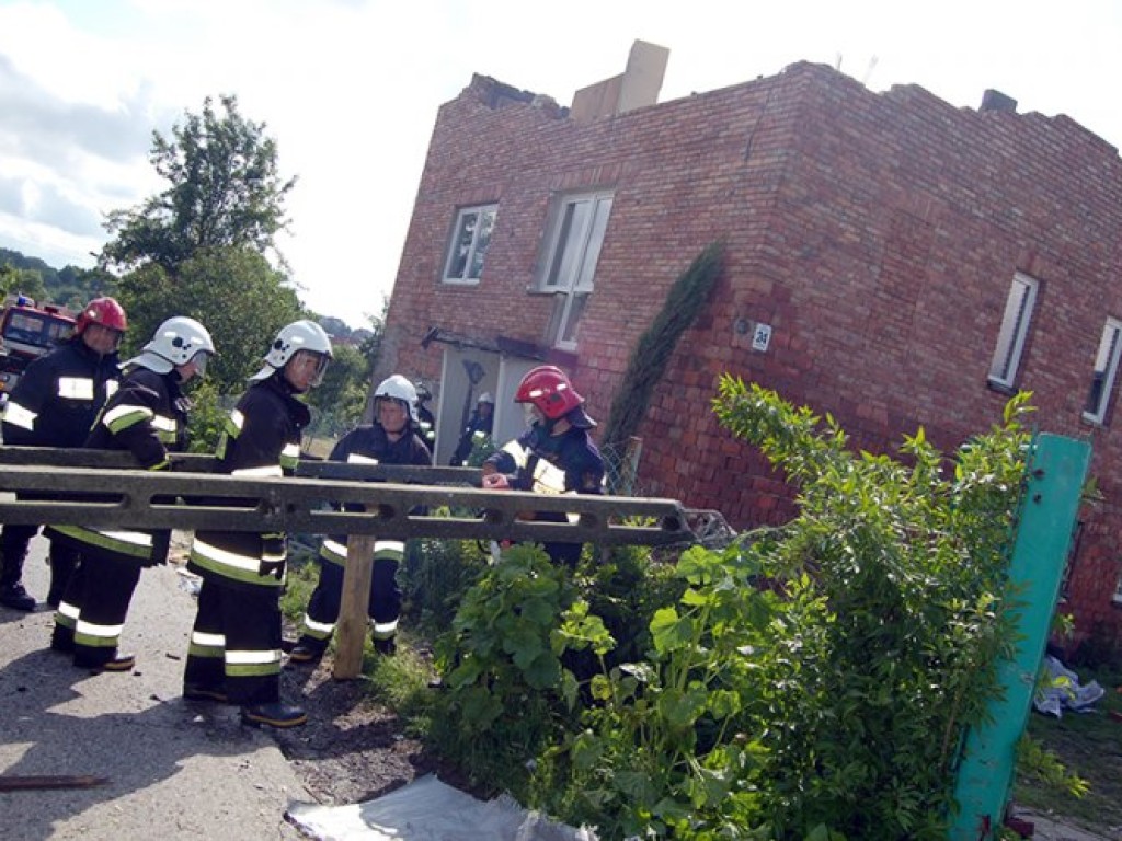 Zniszczenia po gwałtownej burzy, która przeszła nad powiatem chrzanowskim - 10 czerwca 2009 r.
