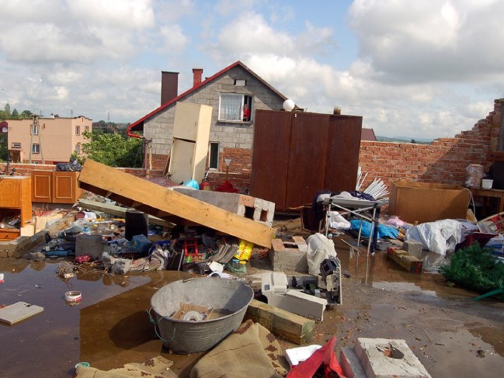 Zniszczenia po gwałtownej burzy, która przeszła nad powiatem chrzanowskim - 10 czerwca 2009 r.
