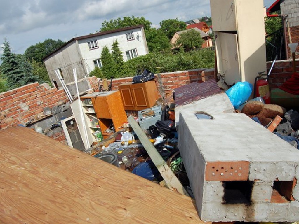 Zniszczenia po gwałtownej burzy, która przeszła nad powiatem chrzanowskim - 10 czerwca 2009 r.