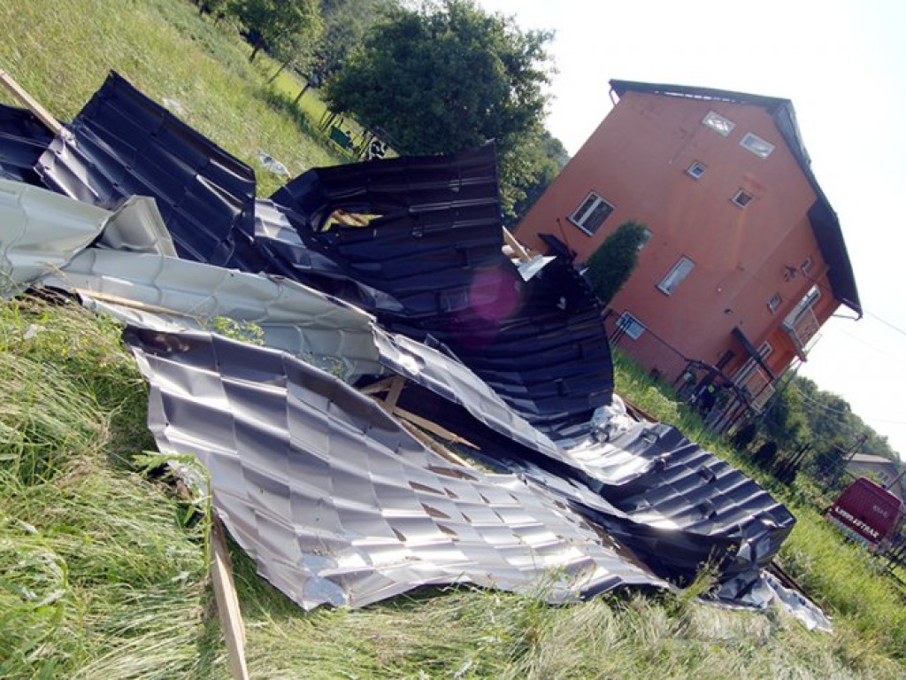 Zniszczenia po gwałtownej burzy, która przeszła nad powiatem chrzanowskim - 10 czerwca 2009 r.