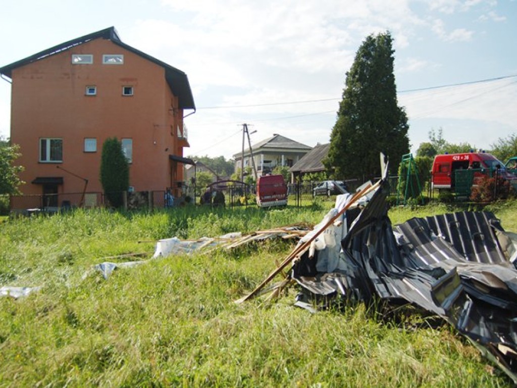 Zniszczenia po gwałtownej burzy, która przeszła nad powiatem chrzanowskim - 10 czerwca 2009 r.