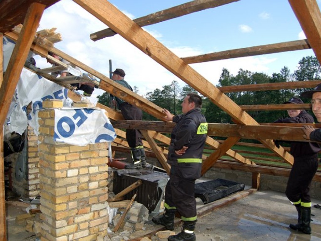 Zniszczenia po gwałtownej burzy, która przeszła nad powiatem chrzanowskim - 10 czerwca 2009 r.