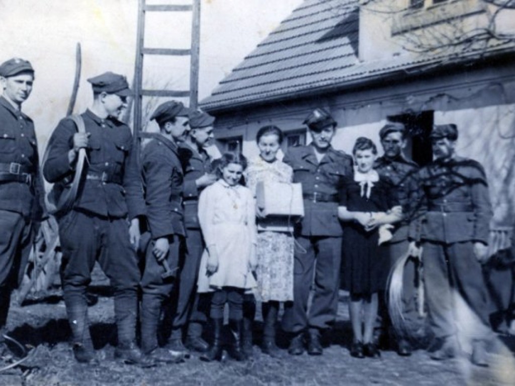 Mieszkańcy Kwaczały na starych fotografiach. Wystawa w domu ludowym - marzec 2010 r.