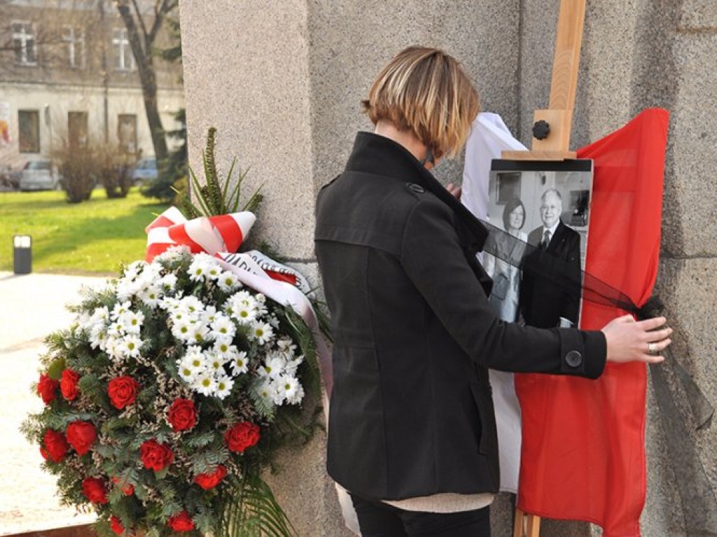 Msza święta w intencji ofiar katastrofy pod Smoleńskiem - plac Tysiąclecia w Chrzanowie - 12.04.2010