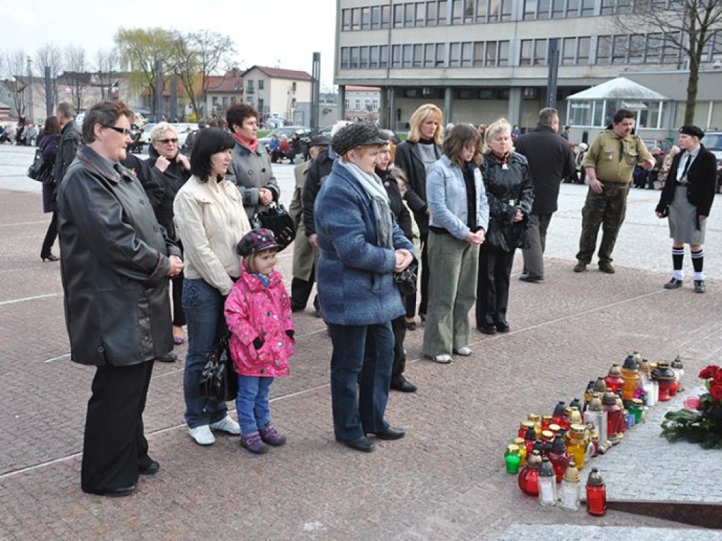 Msza święta w intencji ofiar katastrofy pod Smoleńskiem - plac Tysiąclecia w Chrzanowie - 12.04.2010