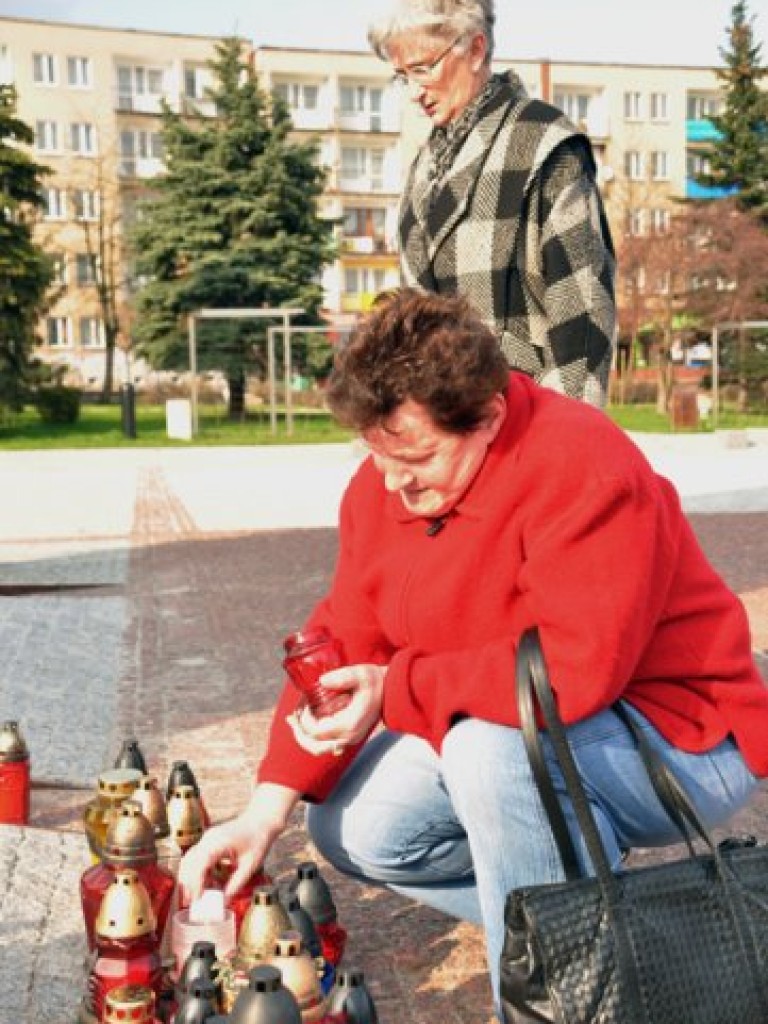 Msza święta w intencji ofiar katastrofy pod Smoleńskiem - plac Tysiąclecia w Chrzanowie - 12.04.2010