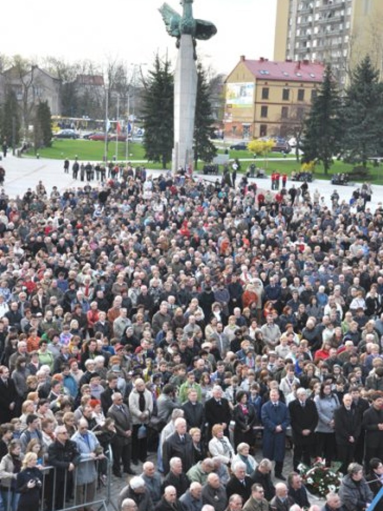 Msza święta w intencji ofiar katastrofy pod Smoleńskiem - plac Tysiąclecia w Chrzanowie - 12.04.2010
