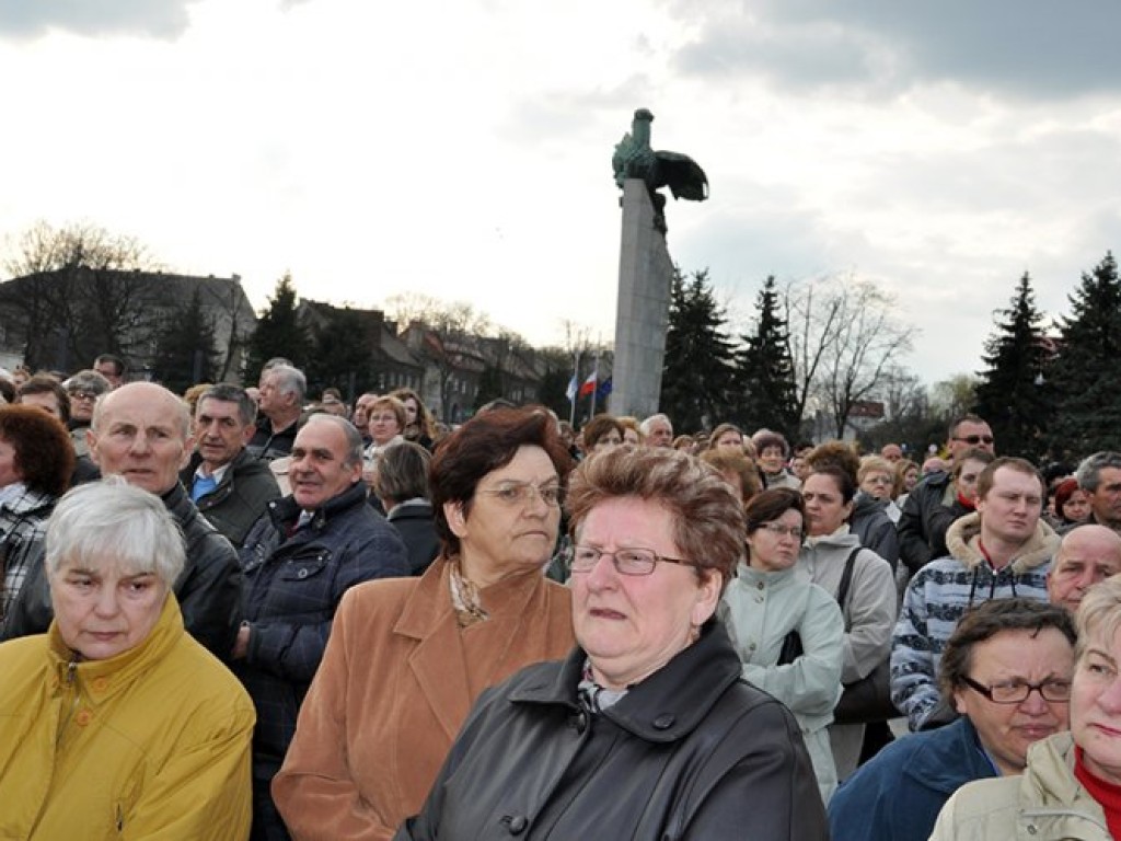 Msza święta w intencji ofiar katastrofy pod Smoleńskiem - plac Tysiąclecia w Chrzanowie - 12.04.2010