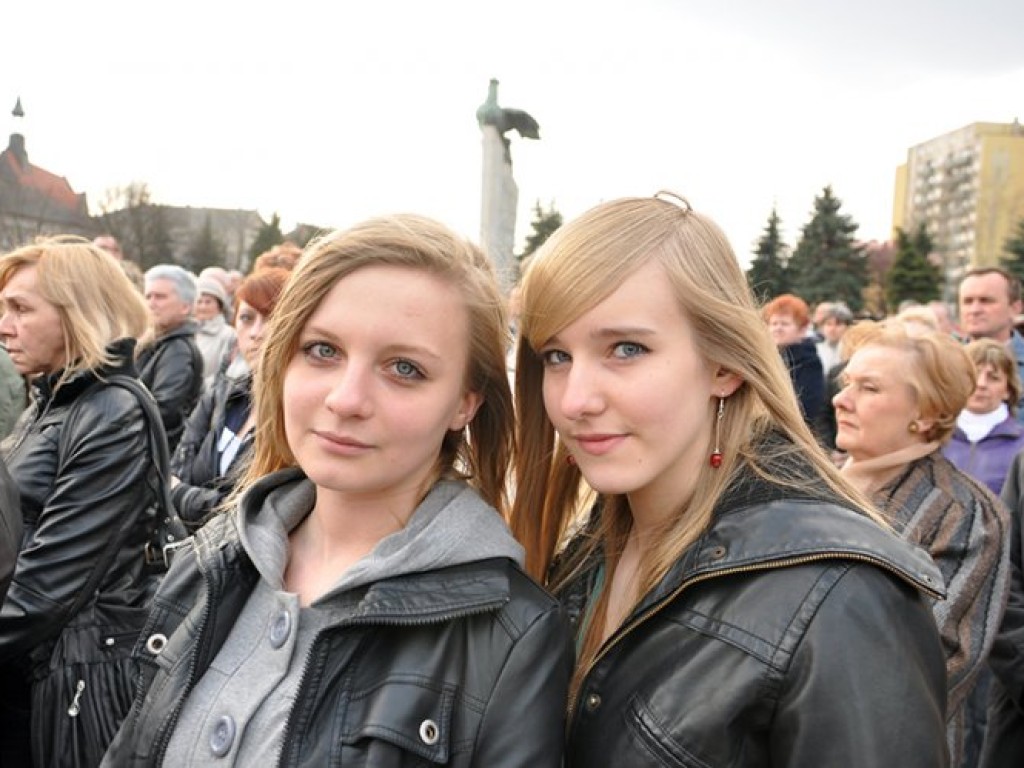 Msza święta w intencji ofiar katastrofy pod Smoleńskiem - plac Tysiąclecia w Chrzanowie - 12.04.2010
