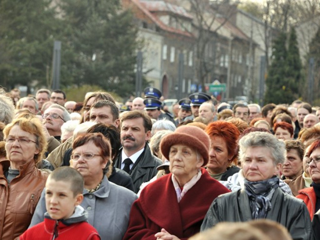 Msza święta w intencji ofiar katastrofy pod Smoleńskiem - plac Tysiąclecia w Chrzanowie - 12.04.2010