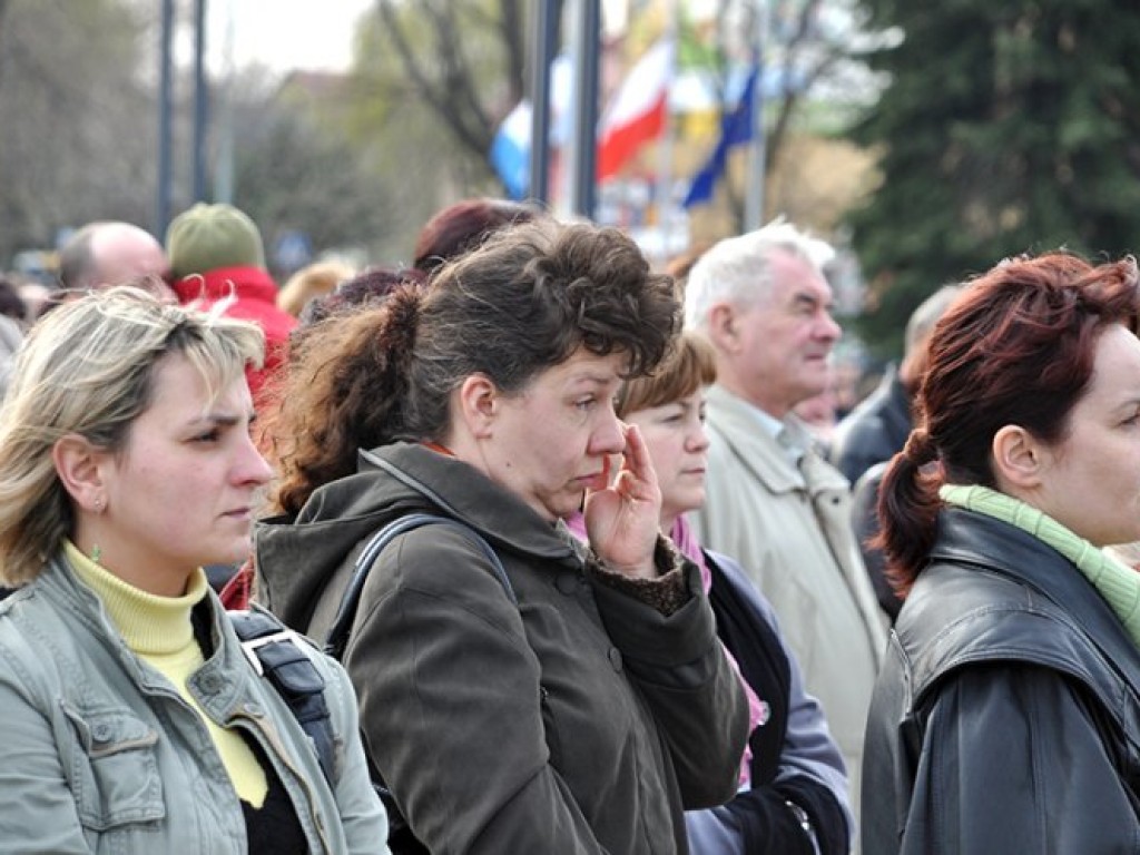 Msza święta w intencji ofiar katastrofy pod Smoleńskiem - plac Tysiąclecia w Chrzanowie - 12.04.2010