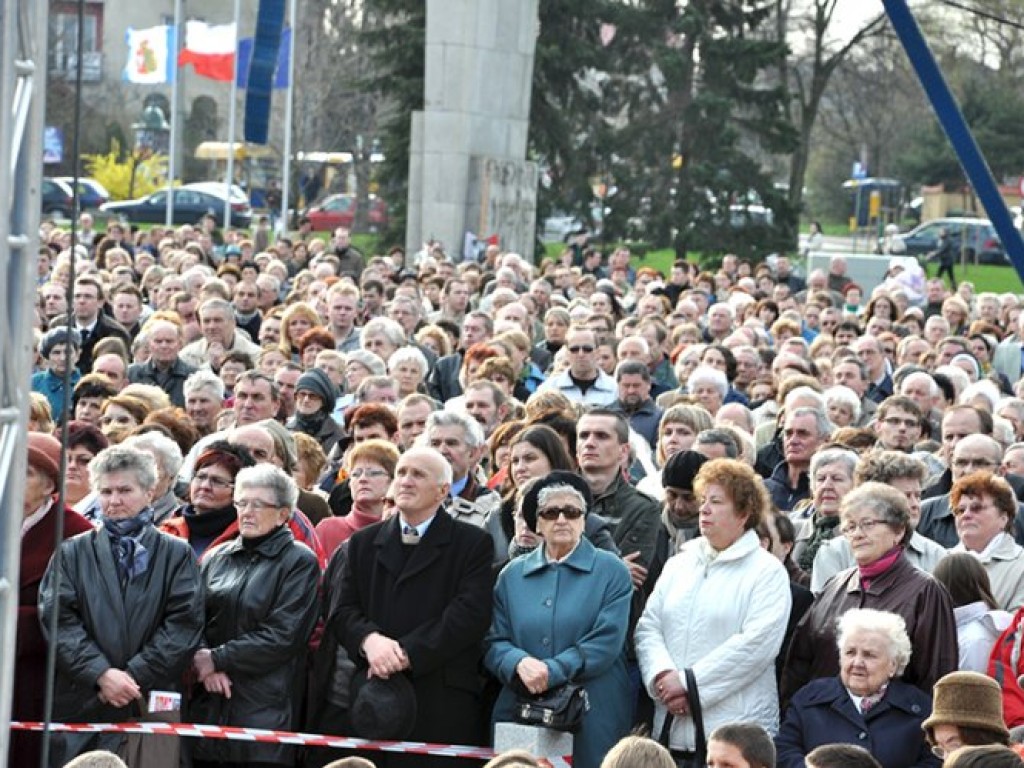 Msza święta w intencji ofiar katastrofy pod Smoleńskiem - plac Tysiąclecia w Chrzanowie - 12.04.2010