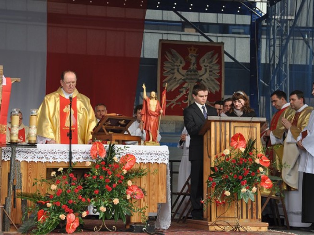 Msza święta w intencji ofiar katastrofy pod Smoleńskiem - plac Tysiąclecia w Chrzanowie - 12.04.2010