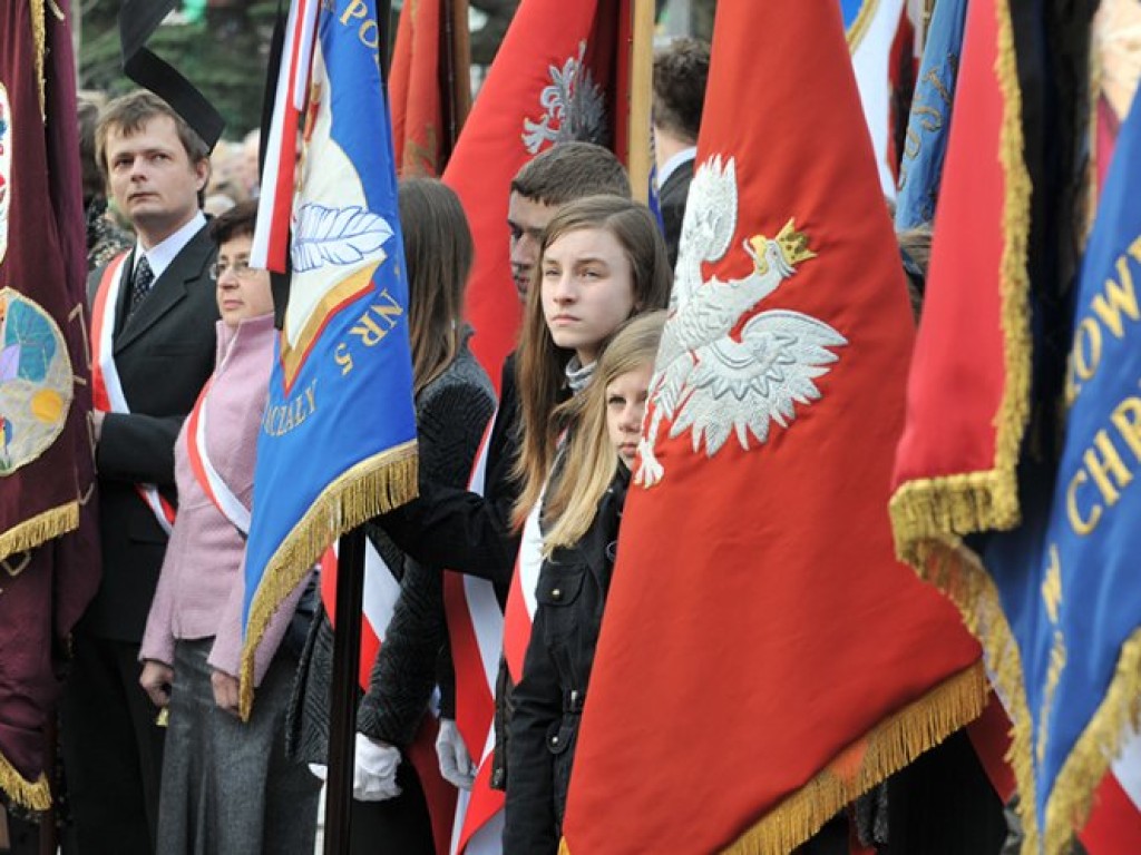 Msza święta w intencji ofiar katastrofy pod Smoleńskiem - plac Tysiąclecia w Chrzanowie - 12.04.2010