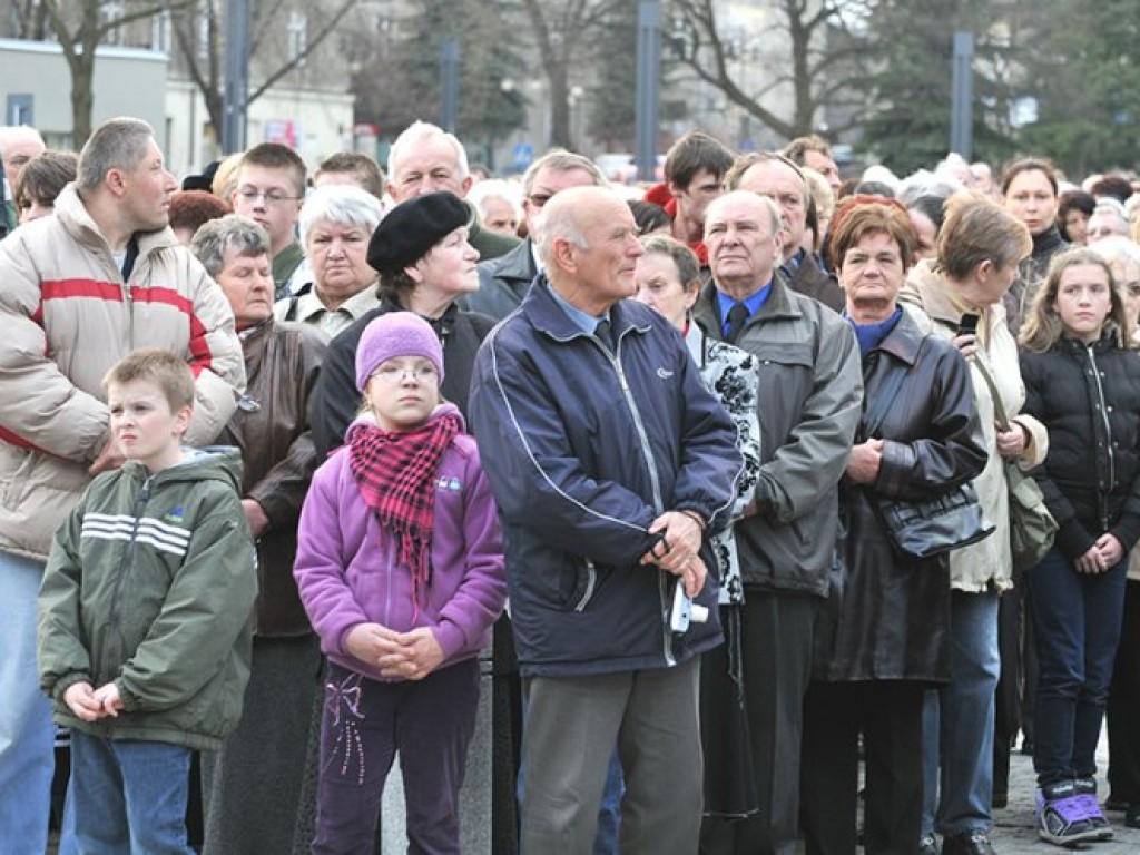 Msza święta w intencji ofiar katastrofy pod Smoleńskiem - plac Tysiąclecia w Chrzanowie - 12.04.2010