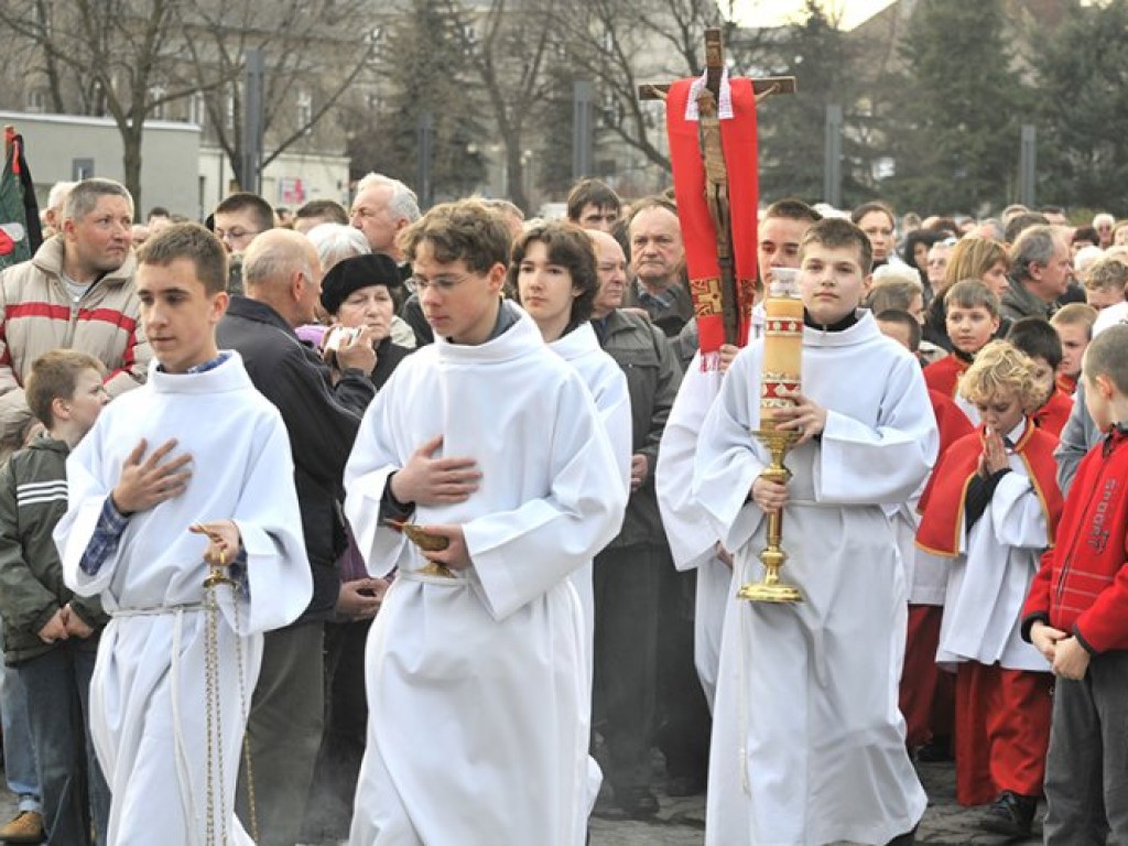 Msza święta w intencji ofiar katastrofy pod Smoleńskiem - plac Tysiąclecia w Chrzanowie - 12.04.2010