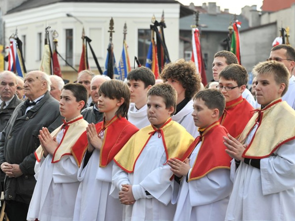 Msza święta w intencji ofiar katastrofy pod Smoleńskiem - plac Tysiąclecia w Chrzanowie - 12.04.2010