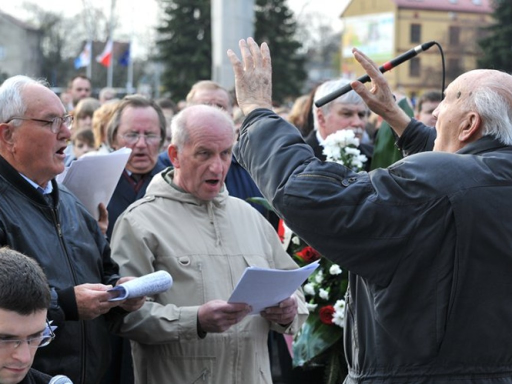 Msza święta w intencji ofiar katastrofy pod Smoleńskiem - plac Tysiąclecia w Chrzanowie - 12.04.2010
