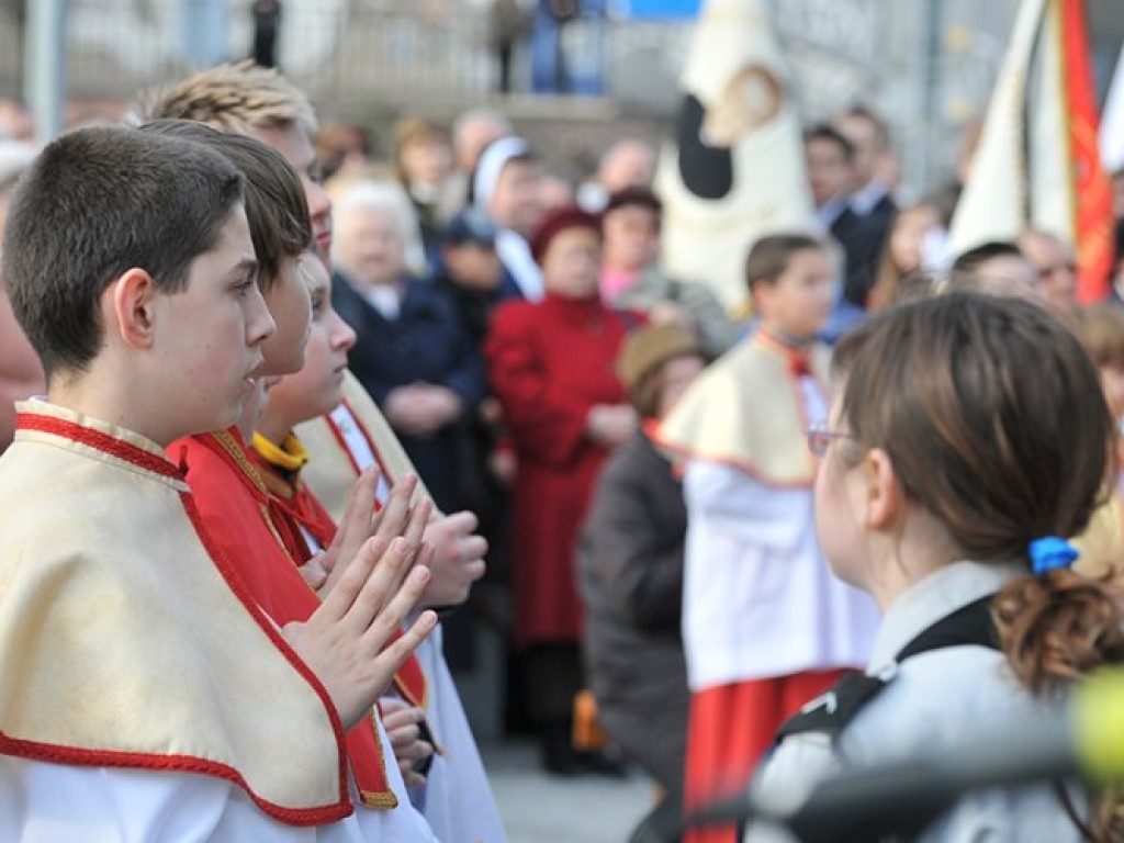 Msza święta w intencji ofiar katastrofy pod Smoleńskiem - plac Tysiąclecia w Chrzanowie - 12.04.2010