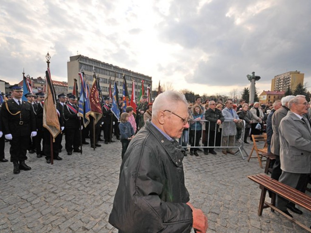 Msza święta w intencji ofiar katastrofy pod Smoleńskiem - plac Tysiąclecia w Chrzanowie - 12.04.2010