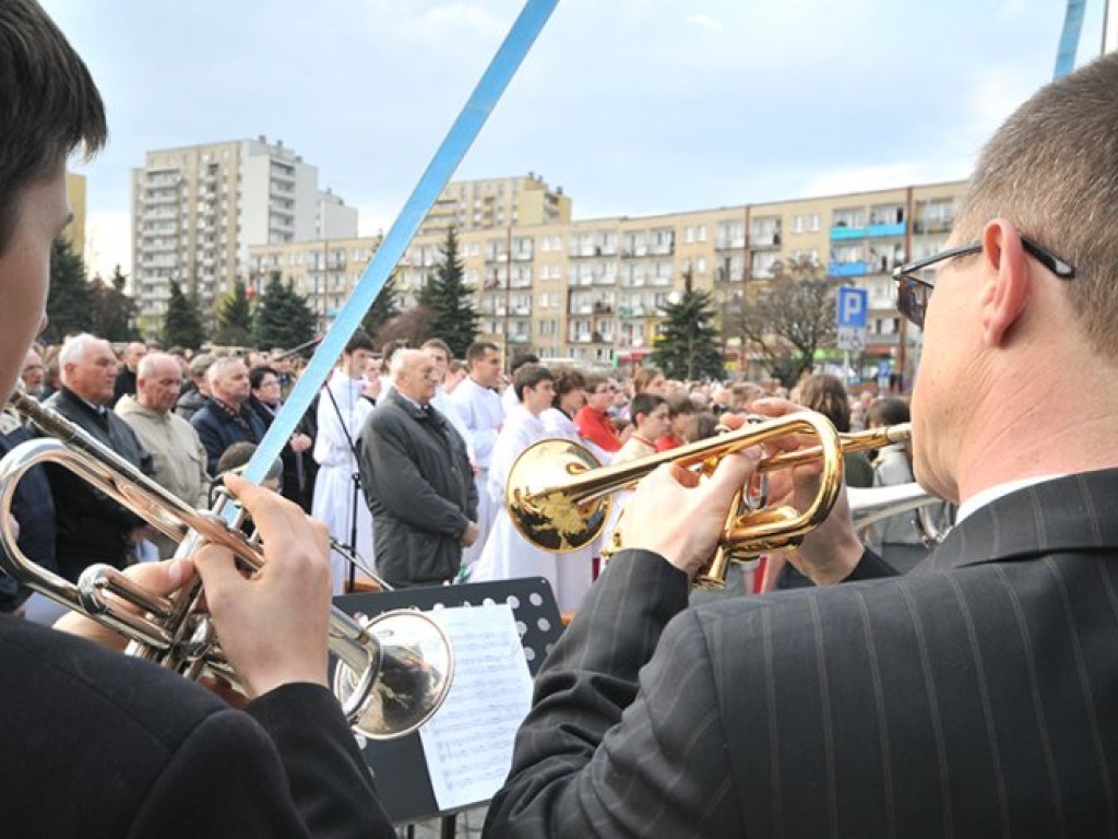 Msza święta w intencji ofiar katastrofy pod Smoleńskiem - plac Tysiąclecia w Chrzanowie - 12.04.2010