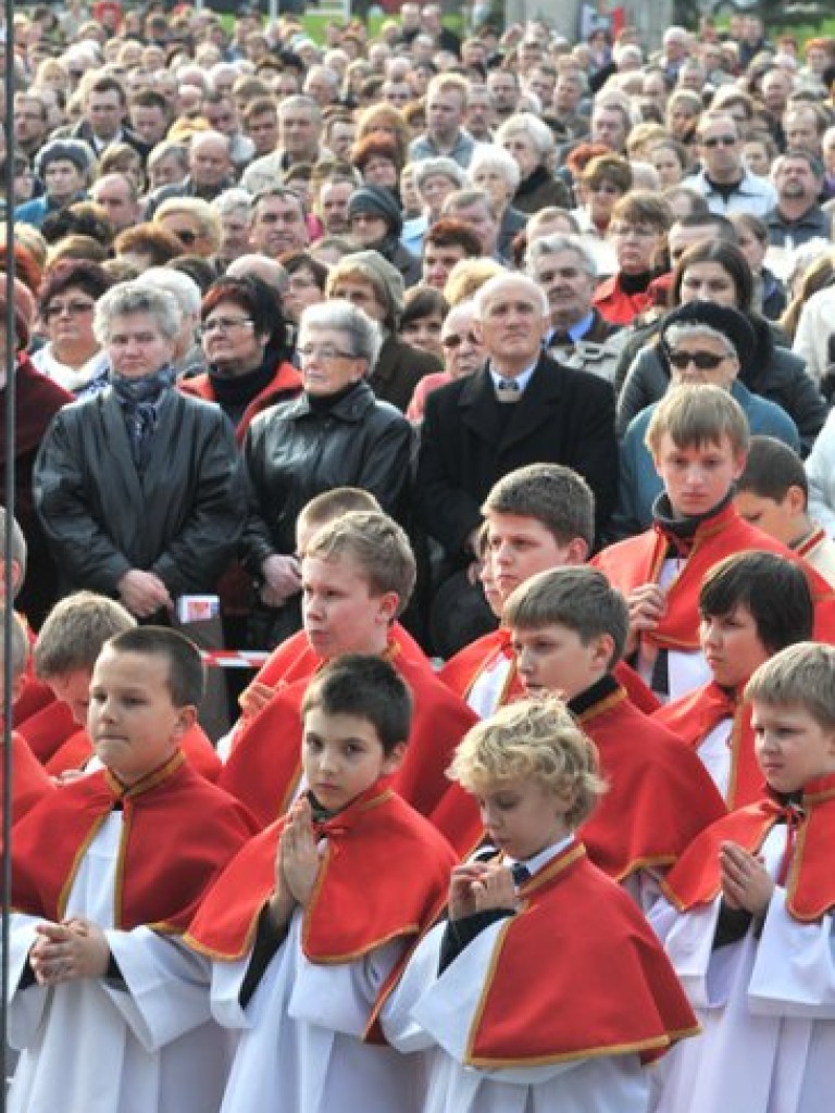 Msza święta w intencji ofiar katastrofy pod Smoleńskiem - plac Tysiąclecia w Chrzanowie - 12.04.2010