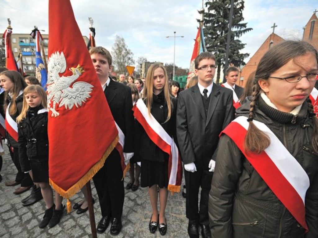 Msza święta w intencji ofiar katastrofy pod Smoleńskiem - plac Tysiąclecia w Chrzanowie - 12.04.2010