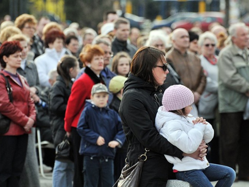 Msza święta w intencji ofiar katastrofy pod Smoleńskiem - plac Tysiąclecia w Chrzanowie - 12.04.2010