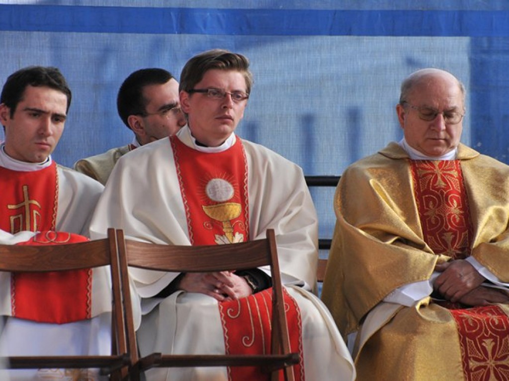 Msza święta w intencji ofiar katastrofy pod Smoleńskiem - plac Tysiąclecia w Chrzanowie - 12.04.2010
