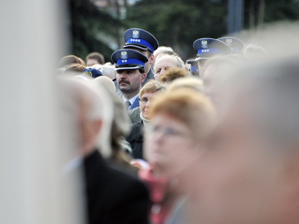 Msza święta w intencji ofiar katastrofy pod Smoleńskiem - plac Tysiąclecia w Chrzanowie - 12.04.2010