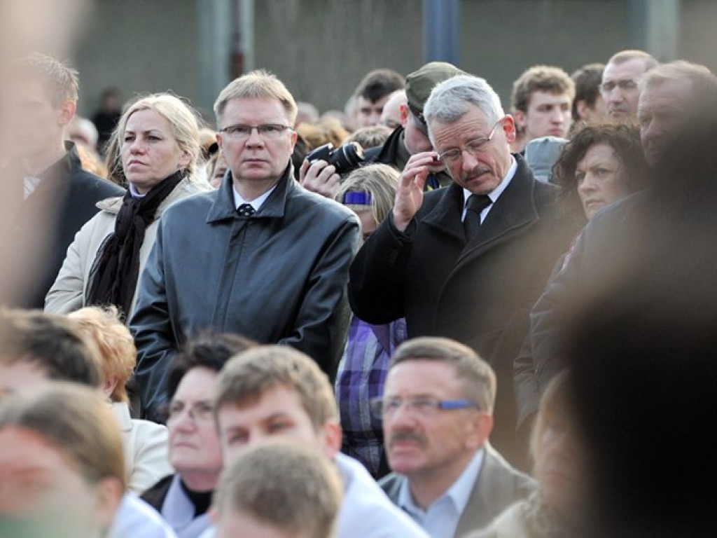 Msza święta w intencji ofiar katastrofy pod Smoleńskiem - plac Tysiąclecia w Chrzanowie - 12.04.2010