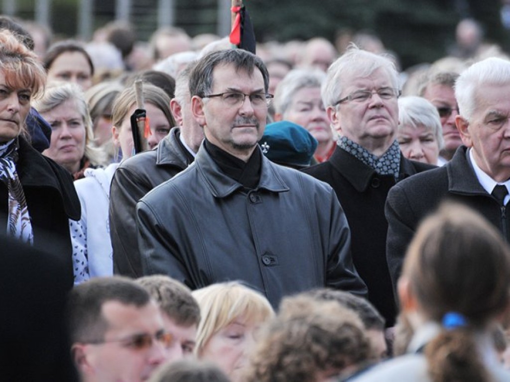 Msza święta w intencji ofiar katastrofy pod Smoleńskiem - plac Tysiąclecia w Chrzanowie - 12.04.2010