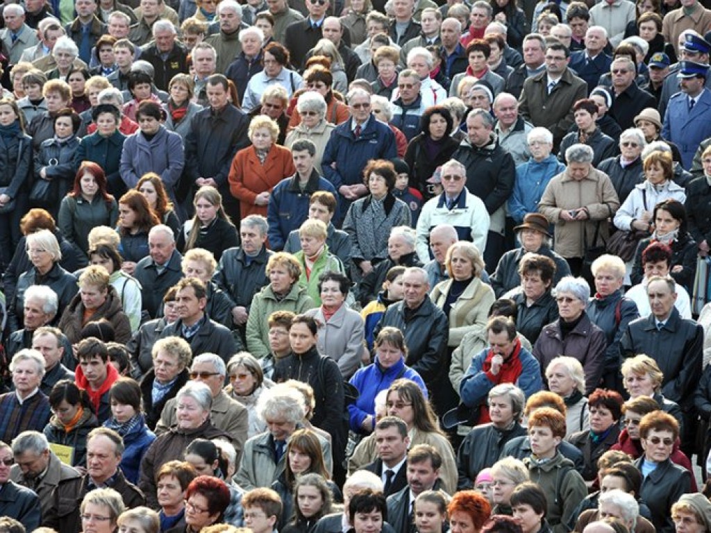 Msza święta w intencji ofiar katastrofy pod Smoleńskiem - plac Tysiąclecia w Chrzanowie - 12.04.2010