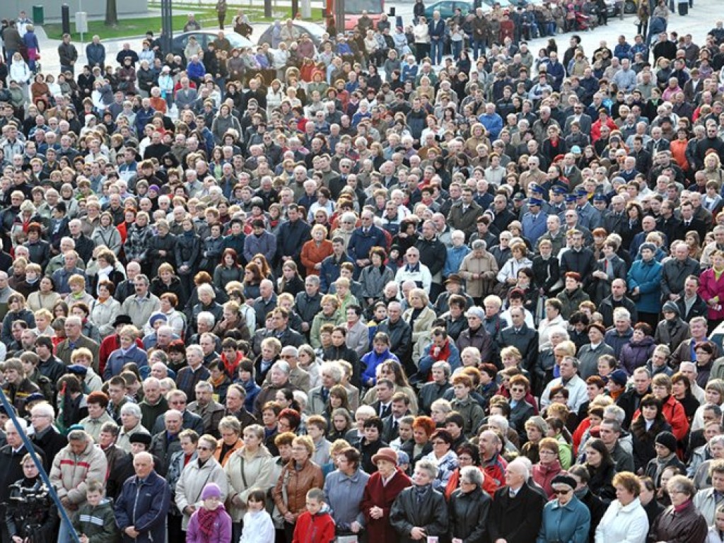 Msza święta w intencji ofiar katastrofy pod Smoleńskiem - plac Tysiąclecia w Chrzanowie - 12.04.2010