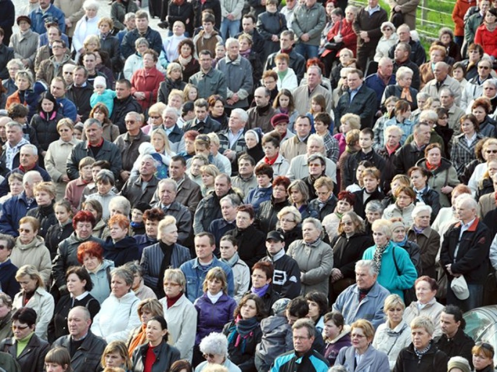 Msza święta w intencji ofiar katastrofy pod Smoleńskiem - plac Tysiąclecia w Chrzanowie - 12.04.2010