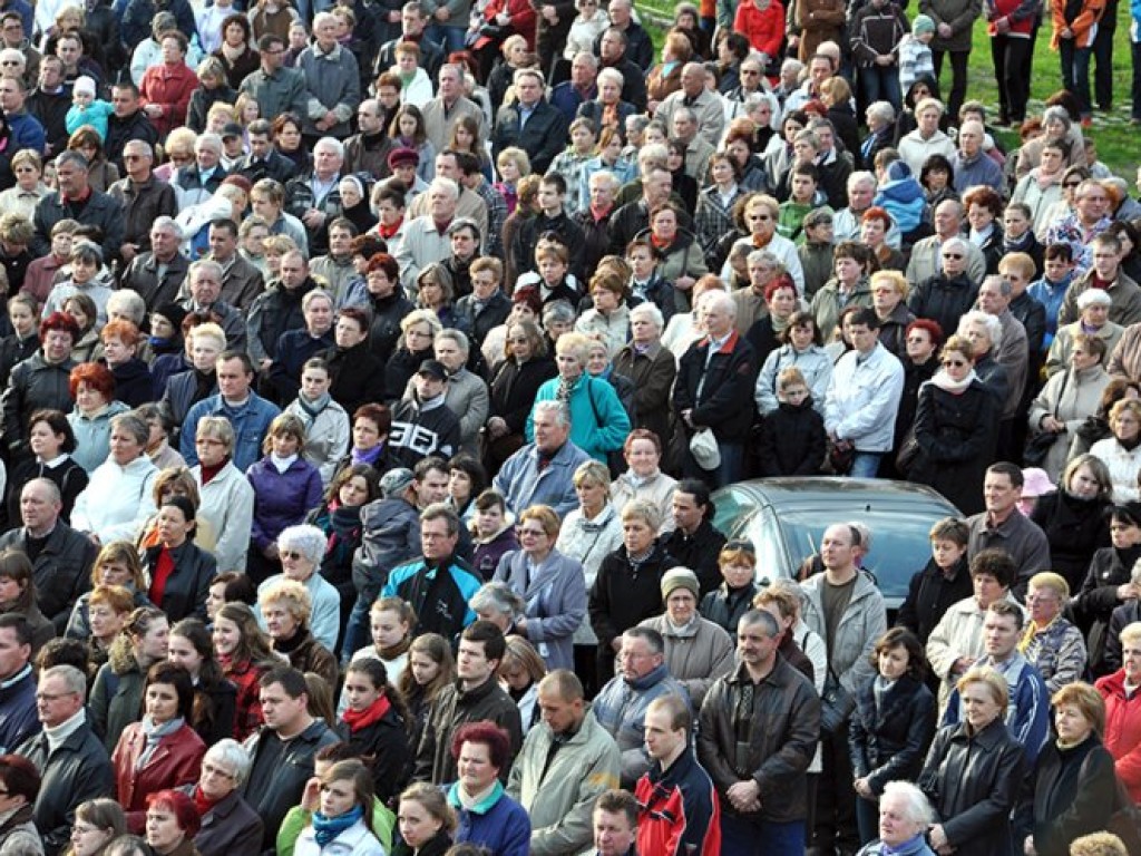 Msza święta w intencji ofiar katastrofy pod Smoleńskiem - plac Tysiąclecia w Chrzanowie - 12.04.2010