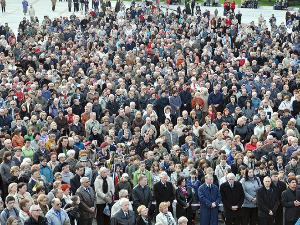 Msza święta w intencji ofiar katastrofy pod Smoleńskiem - plac Tysiąclecia w Chrzanowie - 12.04.2010