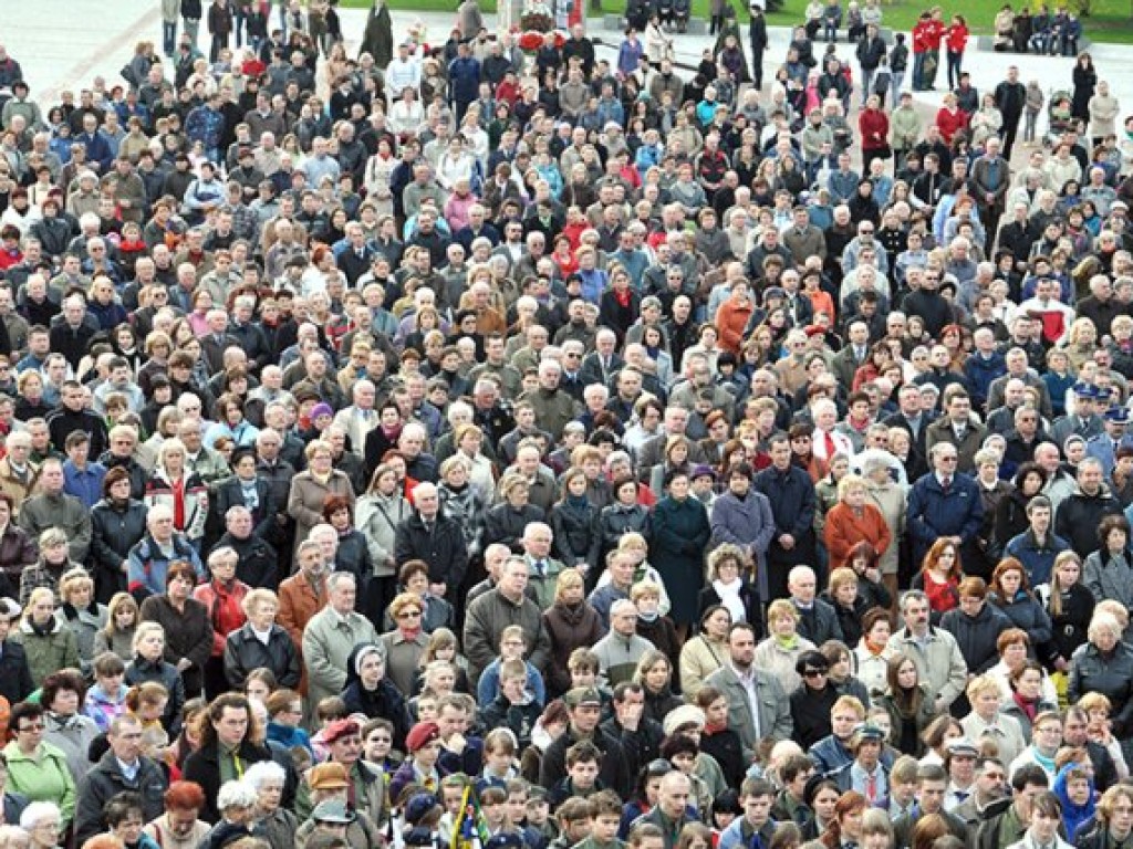 Msza święta w intencji ofiar katastrofy pod Smoleńskiem - plac Tysiąclecia w Chrzanowie - 12.04.2010