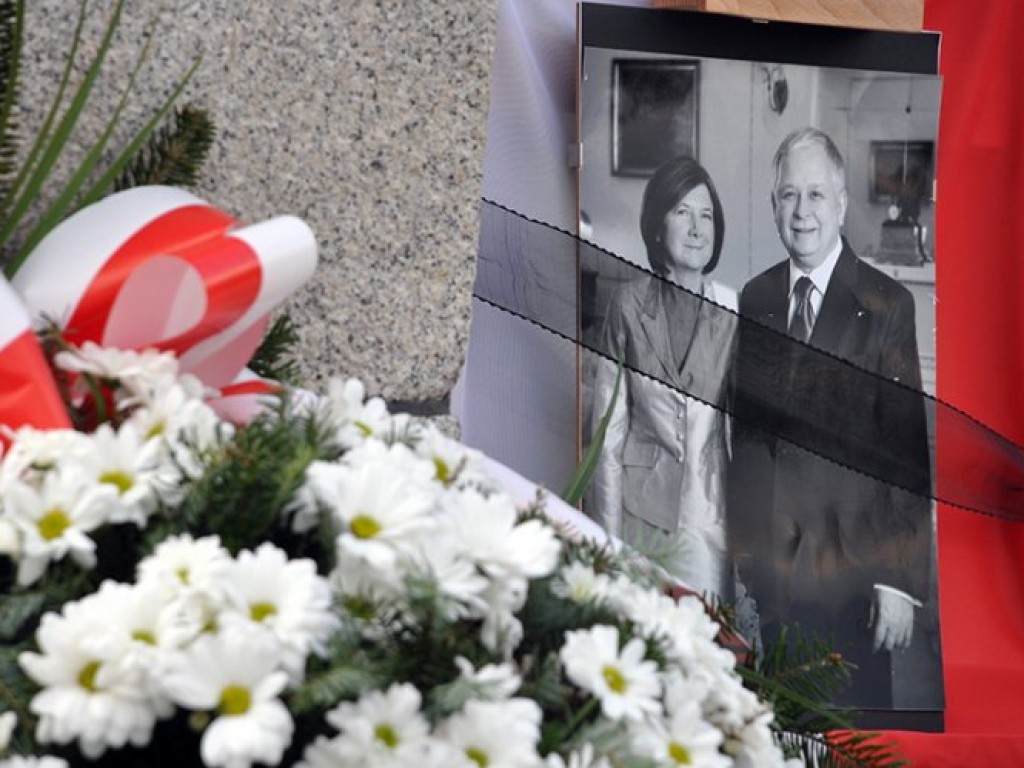 Msza święta w intencji ofiar katastrofy pod Smoleńskiem - plac Tysiąclecia w Chrzanowie - 12.04.2010