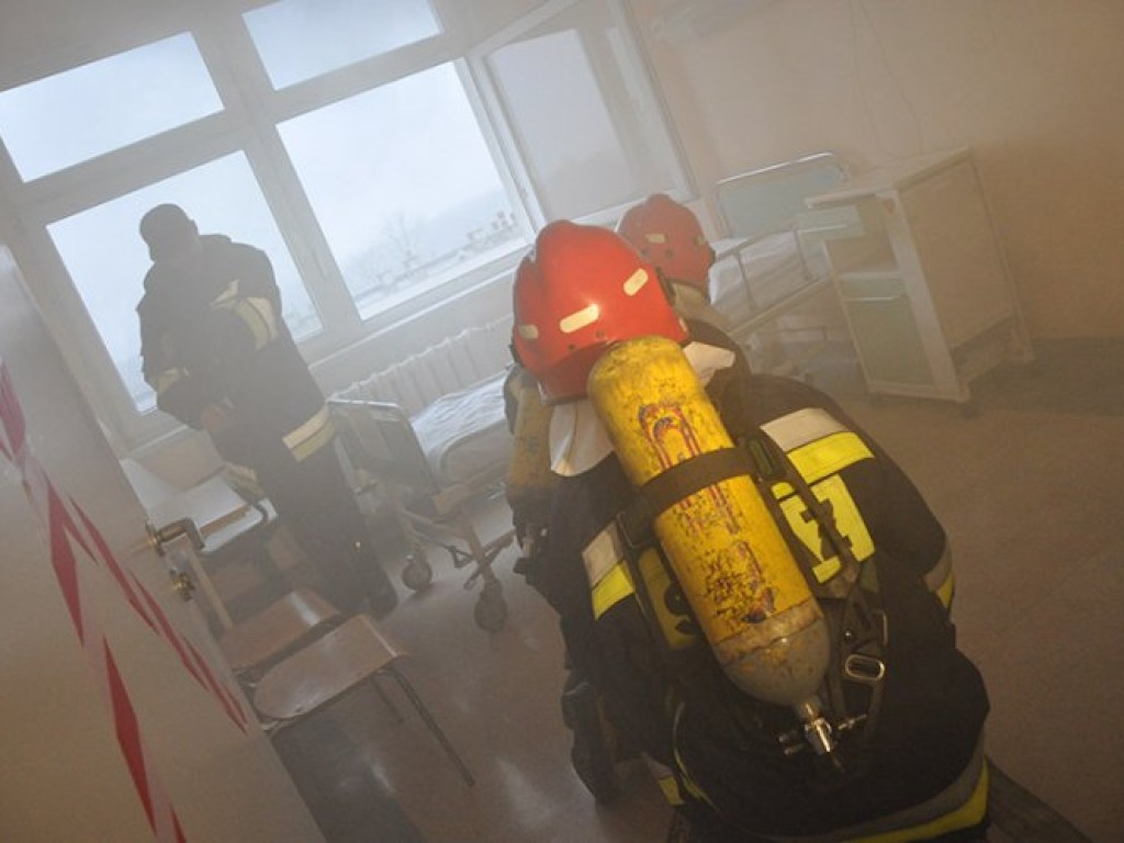 Ewakuacja pacjentów i personelu ze Szpitala Powiatowego Chrzanowie - ćwiczenia 18.11.2010
