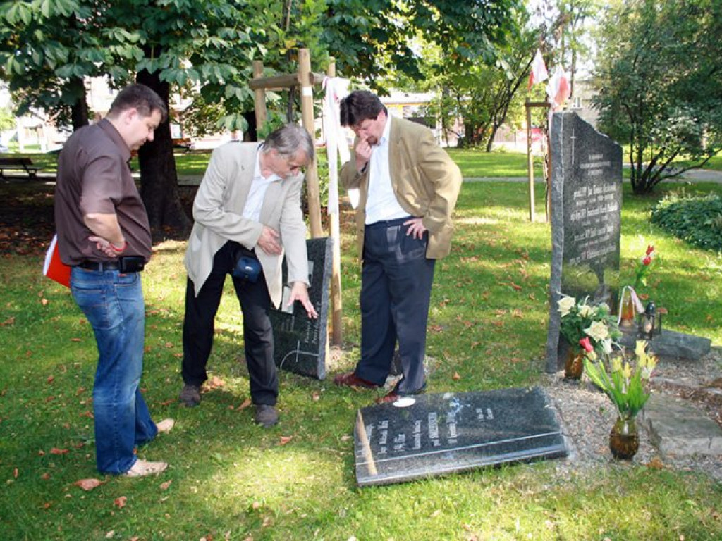 CHRZANÓW. Tablicę smoleńską przewrócił wiatr czy wandale?