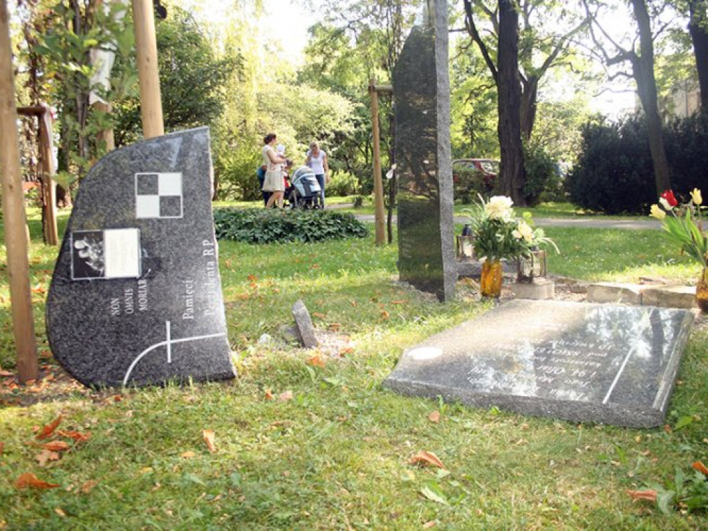 CHRZANÓW. Tablicę smoleńską przewrócił wiatr czy wandale?