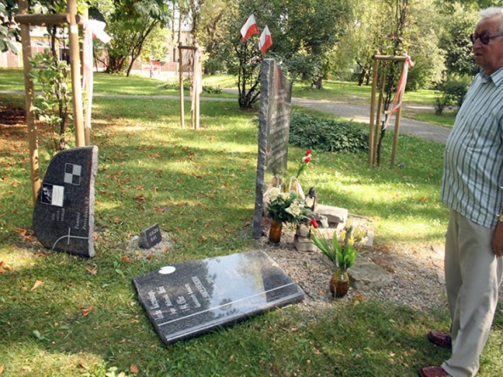 CHRZANÓW. Tablicę smoleńską przewrócił wiatr czy wandale?