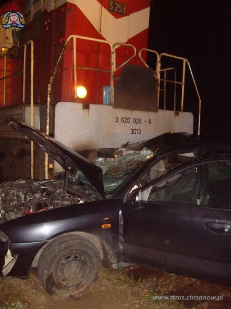 LIBIĄŻ. Lokomotywa roztrzaskała mitsubishi. Trzy młode osoby w szpitalu