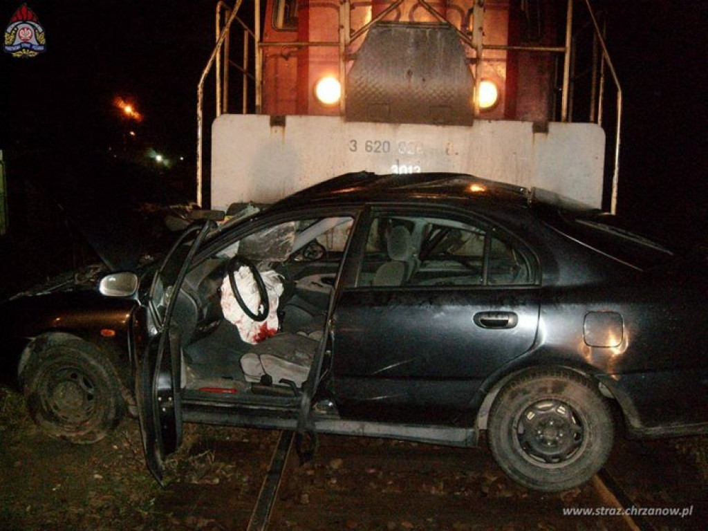 LIBIĄŻ. Lokomotywa roztrzaskała mitsubishi. Trzy młode osoby w szpitalu