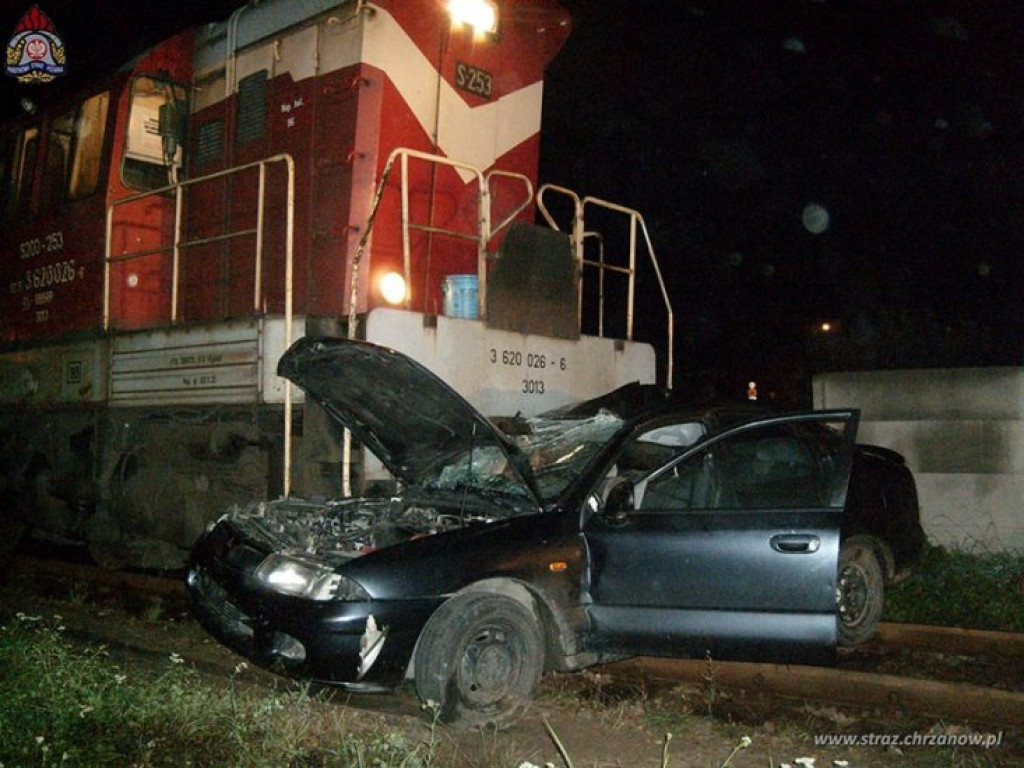 LIBIĄŻ. Lokomotywa roztrzaskała mitsubishi. Trzy młode osoby w szpitalu