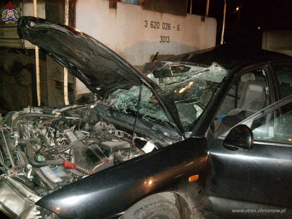 LIBIĄŻ. Lokomotywa roztrzaskała mitsubishi. Trzy młode osoby w szpitalu