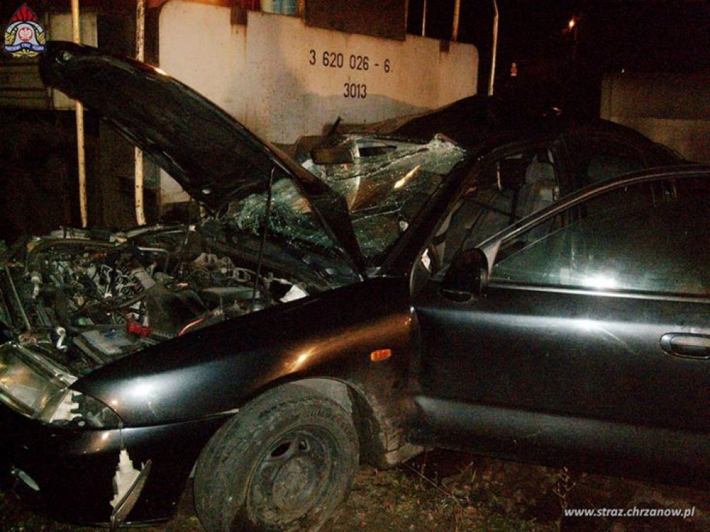 LIBIĄŻ. Lokomotywa roztrzaskała mitsubishi. Trzy młode osoby w szpitalu